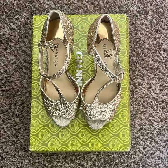 Giani Bini Gold Glitter T-Strap Heels in Women's 7 - Picture 2 of 3